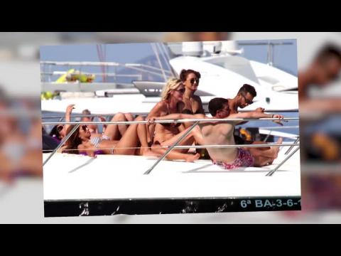 VIDEO : Nicole Scherzinger Takes Selfies in Ibiza