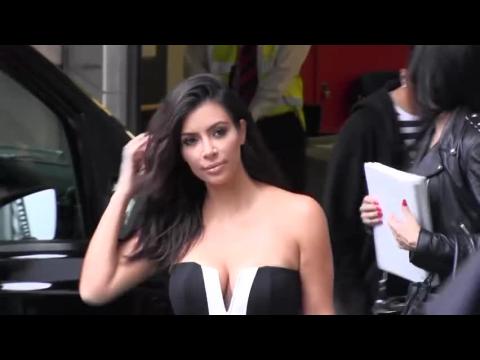 VIDEO : Kim Kardashian Shows Off Her Curves in a Tiny Crop Top