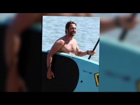 VIDEO : Gerard Butler Shows Off His Buff Body on the Beach