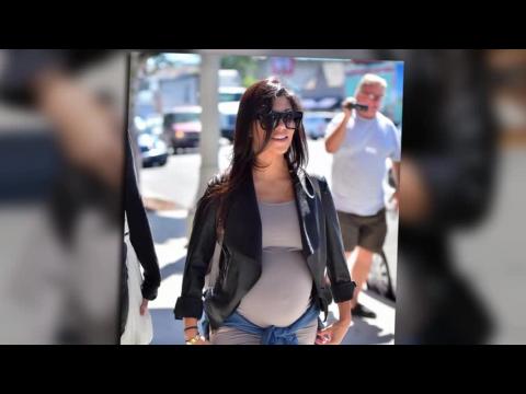 VIDEO : Kourtney Kardashian muestra su creciente barriga de embarazo