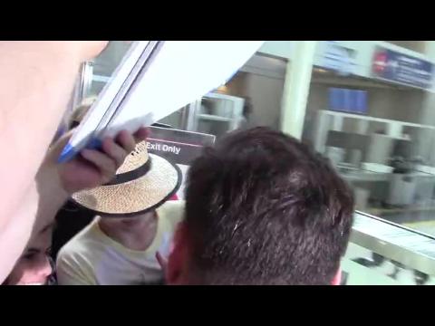 VIDEO : Iggy Azalea Is Mobbed By Fans At LAX