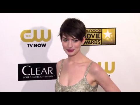 VIDEO : Anne Hathaway Used to Hearing She's 'Not Sexy'