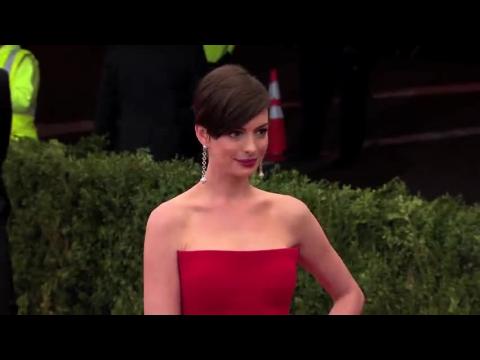 VIDEO : Anne Hathaway Finds Matthew McConaughey 'Most Daring Man She Knows'
