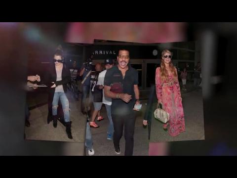 VIDEO : Khloé Kardashian, Paris Hilton and Lionel Richie Catch the Same Flight