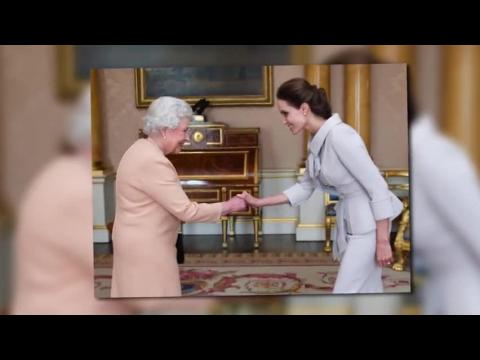 VIDEO : Angelina Jolie llamada Dama por la Reina Elizabeth