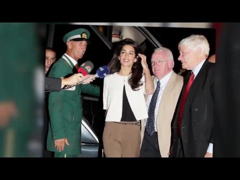 VIDEO : Amal Clooney est de retour au travail  Athnes