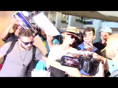 VIDEO : Iggy Azalea est entoure par des fans  l'aroport de Los Angeles