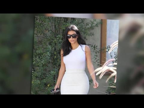 VIDEO : Kim Kardashian se ve sper elegante