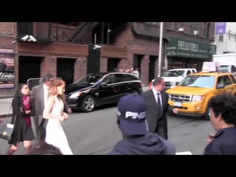 VIDEO : Jessica Chastain se luce entre la multitud de Letterman en un enterizo blanco