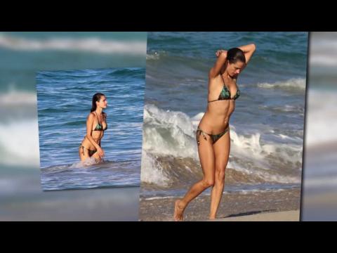 VIDEO : Alessandra Ambrosio Looks Stunning in a Bikini