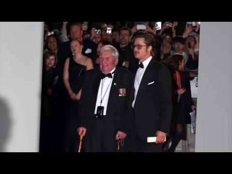VIDEO : Brad Pitt invite le héro de guerre Peter Comfort à la première de Fury