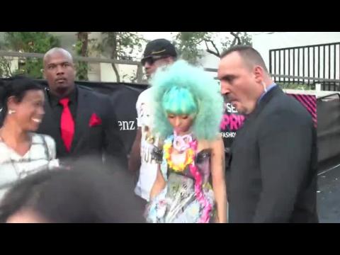 VIDEO : Nicki Minaj Shocks Fans by Reverting to Natural Hair and Makeup