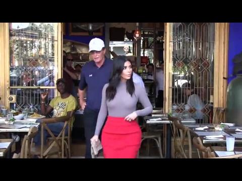 VIDEO : Kim Kardashian Wears Wool in the Scorching LA Heat