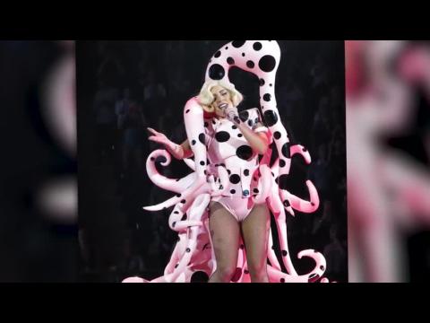 VIDEO : Lady Gaga lleva su extravagante tour a Londres