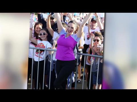 VIDEO : Kelly Brook llega a Manhattan Beach por Skechers