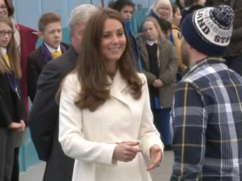 VIDEO : Exclu Vido : Kate Middleton : Peint une fresque au port de Portsmouth