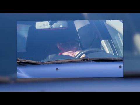 VIDEO : Bruce Jenner habla por celular mientras conduce solo das despus de accidente fatal
