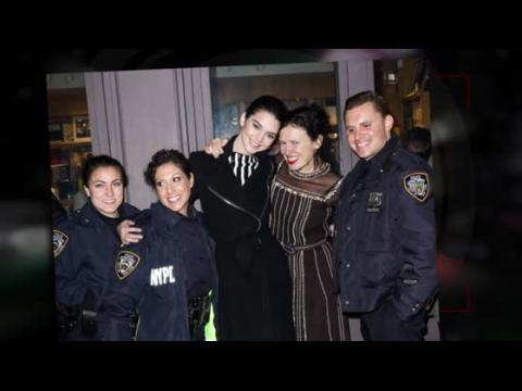 VIDEO : Kendall Jenner Gets Photo Bombed By The NYPD