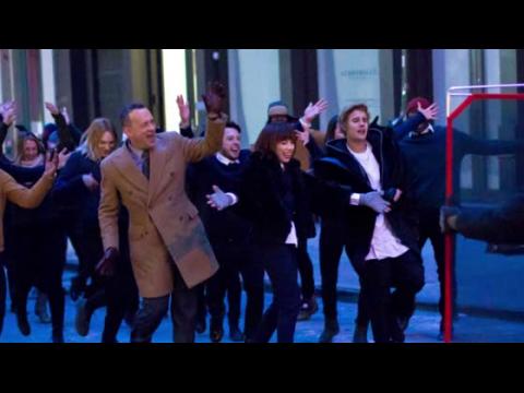 VIDEO : Tom Hanks, Justin Bieber And Carly Rae Jepsen Bust A Move In New York