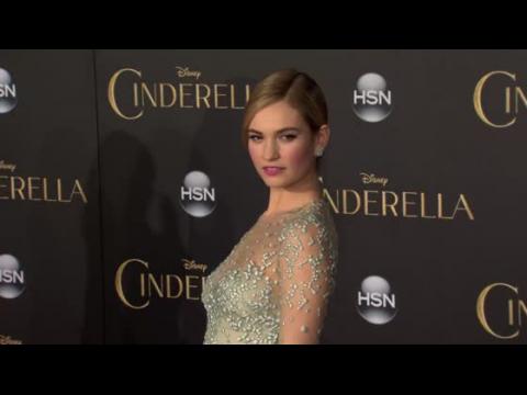 VIDEO : Lily James y su prncipe azul Richard Madden en el lanzamiento de Cinderella