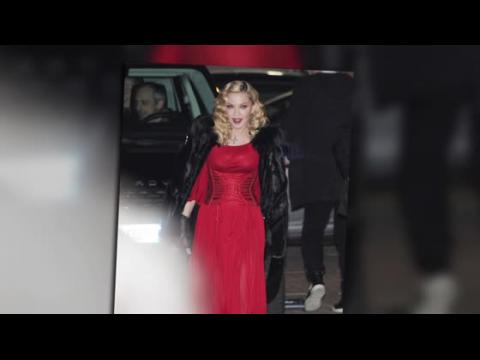 VIDEO : Madonna no tiene problemas al salir en Miln para la Semana de Moda