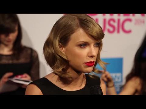 VIDEO : Taylor Swift se rehsa a hablar sobre Katy Perry durante entrevista