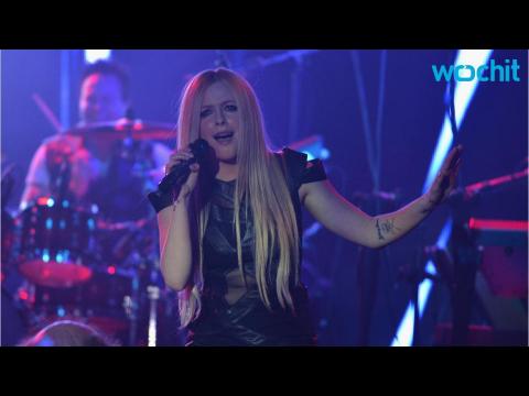VIDEO : Avril Lavigne's Lyme Disease Battle: 'Left Me in Bed for Months'