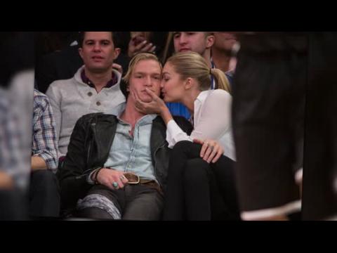 VIDEO : Gigi Hadid and Cody Simpson Show PDA at NY Knicks Game