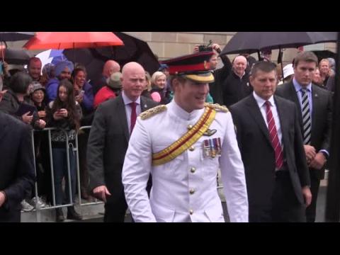 VIDEO : Prince Harry Is The Perfect Officer And A Gentleman In Australia