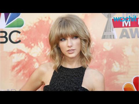 VIDEO : Taylor Swift Gets Competitive With Brother On Easter