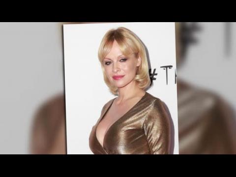 VIDEO : Pamela Anderson se ve casi irreconocible en el lanzamiento de Gunman