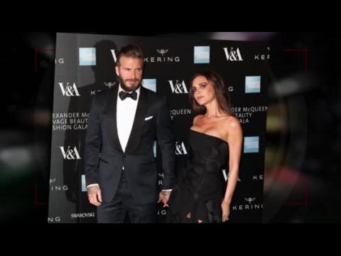 VIDEO : Victoria y David Beckham se unen a la realeza de la moda en el Alexander McQueen Gala