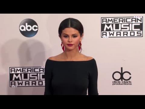 VIDEO : Selena Gomez supplie Justin Bieber de l'épargner dans sa mise-en-boîte