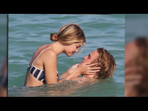 VIDEO : La sexy pareja, Gigi Hadid y Cody Simpson, se reunifican en la playa Los jvenes enamorados
