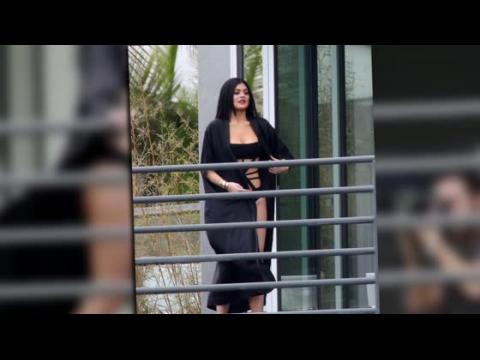 VIDEO : Kylie Jenner Strips Off For Bikini Photo Shoot