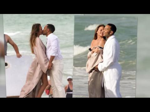 VIDEO : Chrissy Teigen et John Legend se dshabillent pour une sance photo  la plage