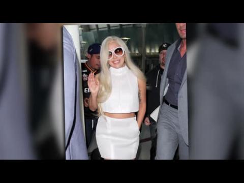 VIDEO : Lady Gaga mantiene su anillo de compromiso oculto al aterrizar en LA