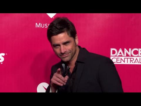 VIDEO : John Stamos dit que des femmes lui demandent un selfie aprs avoir eu des relations sexuelle