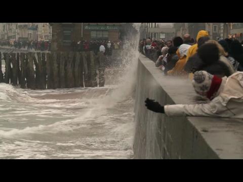 Des milliers de curieux massés pour admirer la "marée du siècle"