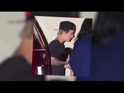 VIDEO : Justin Bieber Brings His New Puppy To Dinner In Beverly Hills