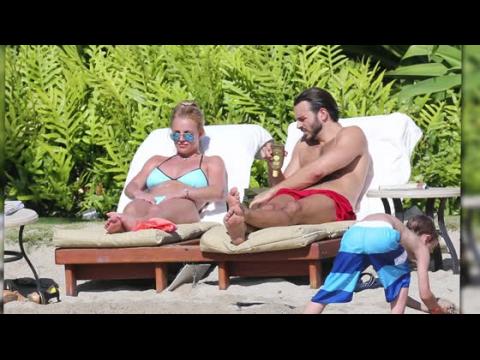 VIDEO : Britney Spears and New Boyfriend Charlie Ebersol Vacation in Hawaii