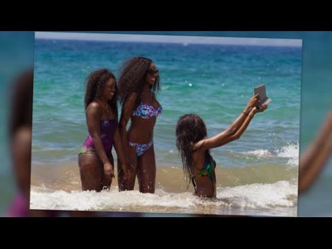VIDEO : Eddie Murphy's Daughters Take Selfies in Swimsuits