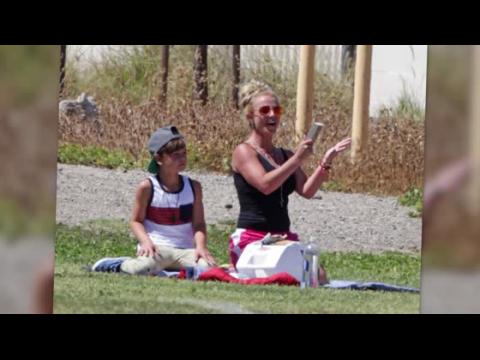 VIDEO : Britney Spears Transforms Into Soccer Mom at Son's Game