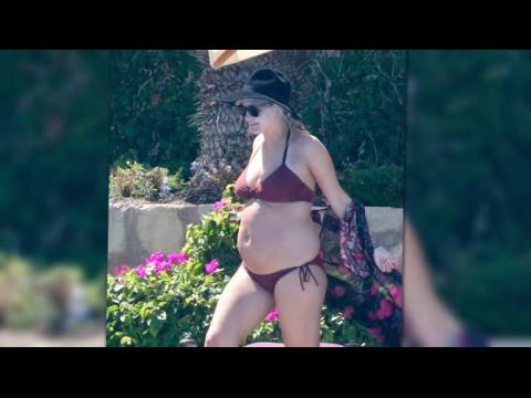 VIDEO : Pregnant Ashlee Simpson Spotted in Mexico