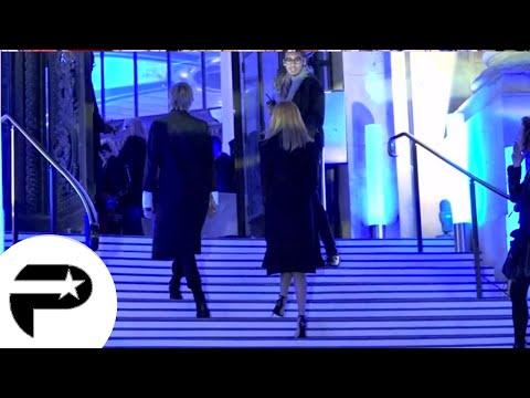 VIDEO : Zahia Dehar - Elle n'arrive toujours pas  monter des marches ! (Dfil Jean Paul Gauthier)