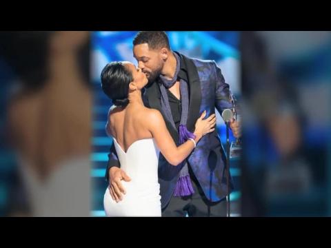 VIDEO : Will smith gets a steamy kiss from jada after his touching onstage tribute