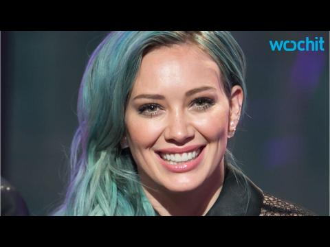 VIDEO : Hilary Duff and Her Blue Hair Take the Plunge for ?Younger? New York Premiere