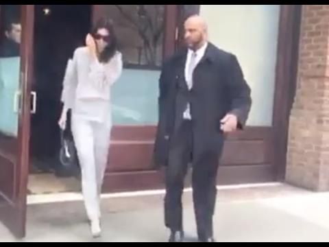 VIDEO : Exclu Vido : Kendall  Jenner spotted en total look gris  New-York