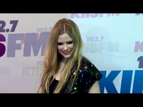VIDEO : Avril Lavigne Bedridden For 5 Months With Lyme Disease