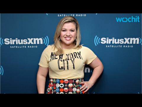 VIDEO : Kelly Clarkson Gives Her Fans a Surprise Performance, Jokes That She Wasn't ''Even Drinking
